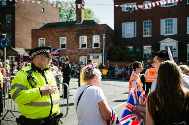 Windsor, Büyük Britanya - 19 Mayıs 2018: Prens Harry, Sussex Dükü ve Düşesi Sussex Meghan Markle royal düğün evlilik kutlama için insanlar trafik yönlendiren bir araya geldi polis memuru
