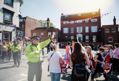 Windsor, Büyük Britanya - 19 Mayıs 2018: Prens Harry, Sussex Dükü ve Düşesi Sussex Meghan Markle royal düğün evlilik kutlama için insanlar trafik yönlendiren bir araya geldi polis memuru