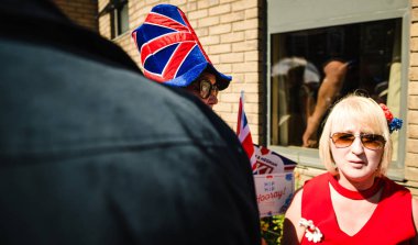 Prens Harry, Sussex Dükü ve Düşesi Sussex Meghan Markle royal düğün evlilik kutlama sırasında komik İngiltere Union Jack şapkalı kadın kıdemli Windsor, Büyük Britanya - 19 Mayıs 2018: