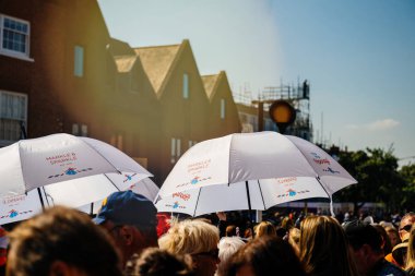 Windsor, Büyük Britanya - 19 Mayıs 2018: Markle ve ışıltı için kraliyet düğünü şerefine adı değişen şemsiye işaretleri ve Spencer ile güneşten koruyan insanlar