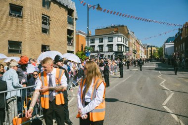 Windsor, Berkshire, İngiltere - 19 Mayıs 2018: Güvenli ve kapalı caddede royal düğün evlilik kutlama Prens Harry, Sussex Dükü ve Düşesi Sussex Meghan Markle