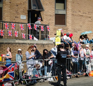 Windsor, Büyük Britanya - 19 Mayıs 2018: yorgun polis memuru polis memuru royal düğün evlilik kutlama Prens Harry, Sussex Dükü ve Düşesi Sussex Meghan Markle ziyaretçi göz hapsinde