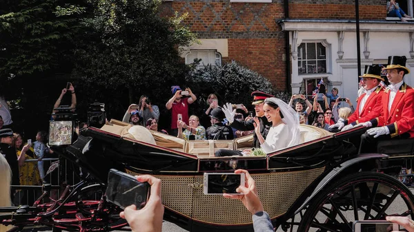 Windsor, İngiltere - 19 Mayıs 2018: Prens Harry, Sussex Dükü ve Meghan, Sussex Düşes bırak Windsor Castle Ascot Landau taşıma sırasında St Georges Şapeli'nde evleniyor sonra bir alay içinde