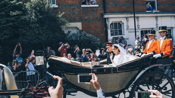 Windsor, İngiltere - 19 Mayıs 2018: Prens Harry, Sussex Dükü ve Meghan, Sussex Düşes bırak Windsor Castle Ascot Landau taşıma sırasında St Georges Şapeli'nde evleniyor sonra bir alay içinde