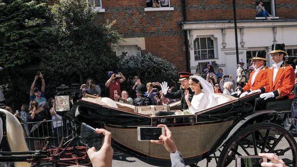 Windsor, İngiltere - 19 Mayıs 2018: Prens Harry, Sussex Dükü ve Meghan, Sussex Düşes bırak Windsor Castle Ascot Landau taşıma sırasında St Georges Şapeli'nde evleniyor sonra bir alay içinde