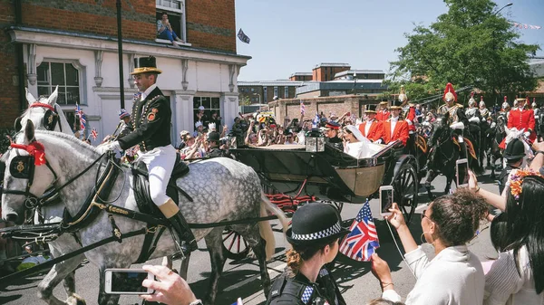 Windsor, İngiltere - 19 Mayıs 2018: Prens Harry, Sussex Dükü ve Meghan, Sussex Düşes bırak Windsor Castle Ascot Landau taşıma sırasında St Georges Şapeli'nde evleniyor sonra bir alay içinde