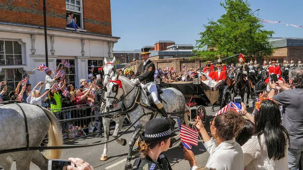 Windsor, İngiltere - 19 Mayıs 2018: Prens Harry, Sussex Dükü ve Meghan, Sussex Düşes bırak Windsor Castle Ascot Landau taşıma sırasında St Georges Şapeli'nde evleniyor sonra bir alay içinde