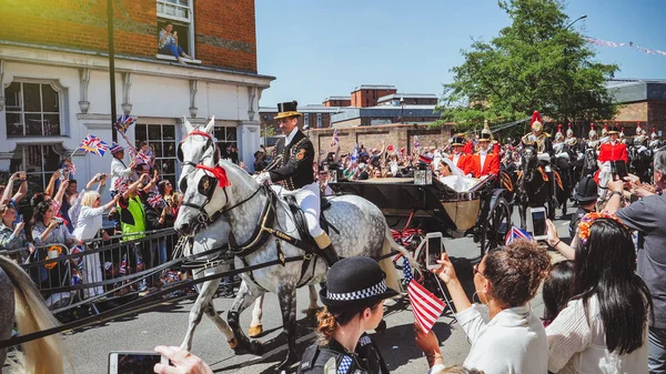 Windsor, İngiltere - 19 Mayıs 2018: Prens Harry, Sussex Dükü ve Meghan, Sussex Düşes bırak Windsor Castle Ascot Landau taşıma sırasında St Georges Şapeli'nde evleniyor sonra bir alay içinde