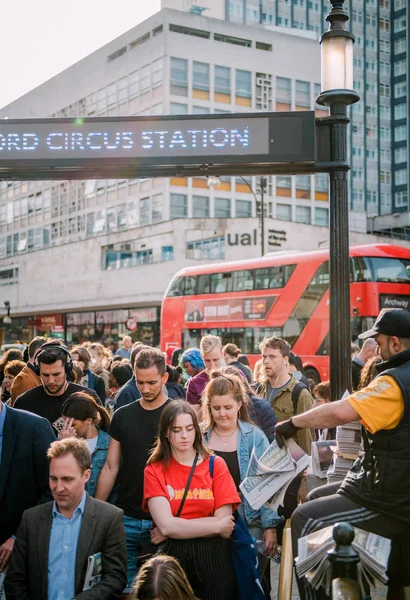 Londýn Velká Británie Května 2018 Staré Circus Stanice Muž Distribuce — Stock fotografie