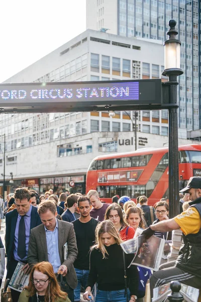 Londýn Velká Británie Května 2018 Staré Circus Stanice Muž Distribuce — Stock fotografie