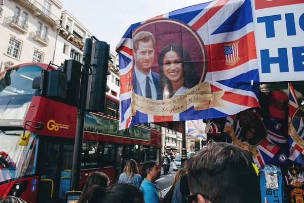 ロンドン イギリス 2018 通り店王室のウィンザー城 Meghan マルケル王子ハリー結婚前日のお祝い結婚式お土産記念品の販売 — ストック写真