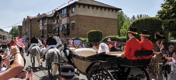 Windsor, İngiltere - 19 Mayıs 2018: Prens Harry, Sussex Dükü ve Meghan, Sussex Düşes bırak Windsor Castle Ascot Landau taşıma sırasında St Georges Şapeli'nde evleniyor sonra bir alay içinde