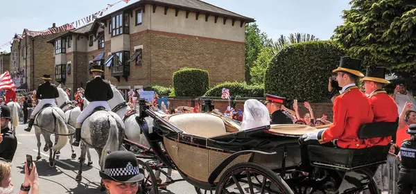 Windsor, İngiltere - 19 Mayıs 2018: Prens Harry, Sussex Dükü ve Meghan, Sussex Düşes bırak Windsor Castle Ascot Landau taşıma sırasında St Georges Şapeli'nde evleniyor sonra bir alay içinde