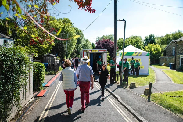 Windsor Berkshire Wielka Brytania Maja 2018 Pozycji Starszy Para Obchody — Zdjęcie stockowe