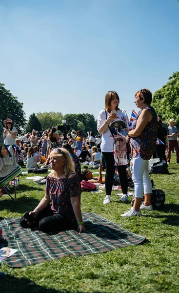 Windsor, Büyük Britanya - 19 Mayıs 2018: insanlar parti, picnique Long Walk bahçelerinde royal düğün evlilik kutlama Prens Harry, Sussex Dükü ve Düşesi Sussex Meghan Markle