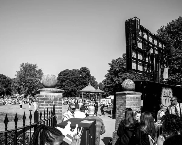 Windsor, Berkshire, İngiltere - 19 Mayıs 2018: Güvenlik cheks Prens Harry ve Meghan Markle - royal düğün evlilik kutlama canlı akış halindeki girişinde siyah ve beyaz