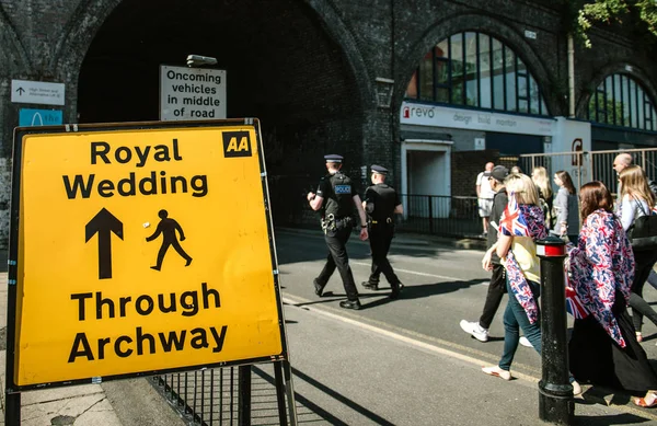 Windsor Berkshire Reino Unido Mayo 2018 Multitud Caminando Cerca Señal —  Fotos de Stock