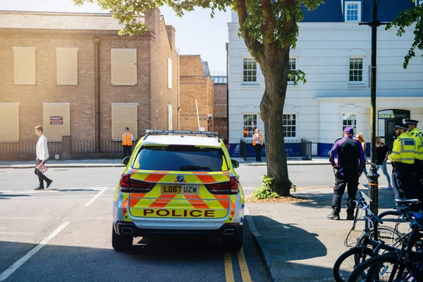 Windsor, Berkshire, İngiltere - 19 Mayıs 2018: Bmw polis Suv surveilleing Prens Harry, Sussex Dükü ve Düşesi Sussex Meghan Markle royal düğün evlilik kutlama sırasında sokak