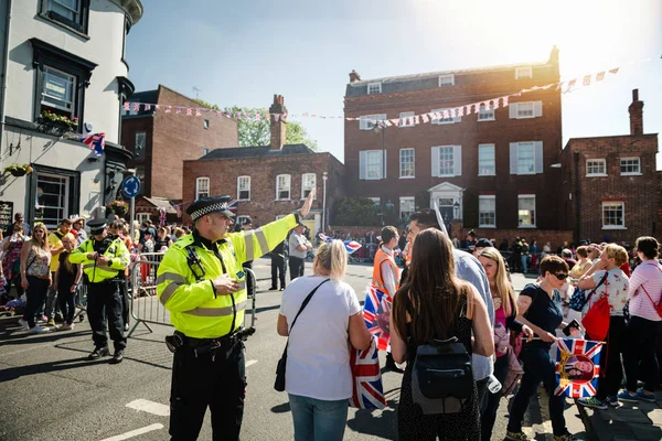 Windsor, Büyük Britanya - 19 Mayıs 2018: Prens Harry, Sussex Dükü ve Düşesi Sussex Meghan Markle royal düğün evlilik kutlama için insanlar trafik yönlendiren bir araya geldi polis memuru