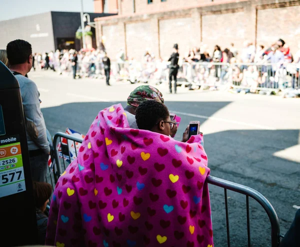 Windsor, Berkshire, İngiltere - 19 Mayıs 2018: Kalp desenli battaniye için Kraliyet çift Prens Harry ve Meghan Markle royal düğün kutlama evlilik sırasında bekleyen kadınlar kaplı