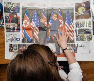 Paris, Fransa - 13 Haziran 2018: Yukarıdan görünümünü kadın toplantı Kuzey Kore lideri Kim Jong-BM Alman Die Welt Singapur'da ABD Başkanı Donald Trump ile ilgili büyük madde okuma