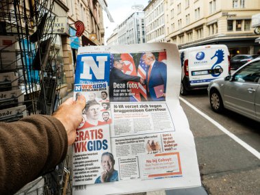 Paris, Fransa - 13 Haziran 2018: Basın kiosk gösteren ABD Başkanı Donald Trump kapağında Het Nieuwsblad gazetede toplantı Kuzey Kore lideri Kim Jong-un Singapur alış adam