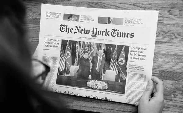 A New York Times arról Trump Kim találkozó summet Szingapúr — Stock Fotó