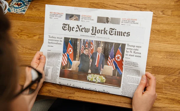 The New York Times über Trump Kim Treffen summet singapore — Stockfoto