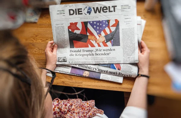 Mujer leyendo sobre Kim-Trump conociendo a Die Welt — Foto de Stock