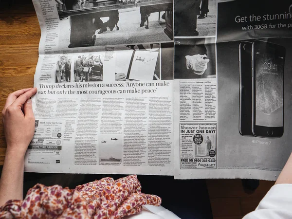 Woman reading about Kim-Trump meeting — Stock Photo, Image