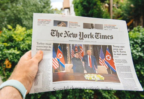 Hombre leyendo en el noticiero de la ciudad Kim-Trump reunión — Foto de Stock