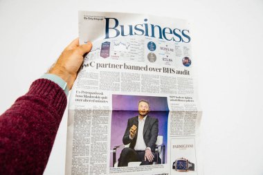 Paris, Fransa - 13 Haziran 2018: Daily Telegraph iş sayfa koyu portre işlerinin yüzde 9 kesme işlemi söyleyerek Tesla Elon Misk CEO'su ile