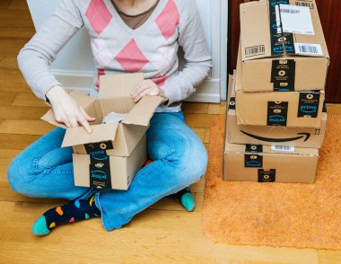 Kapının yanında aranan kutusunu unboxing kadın 