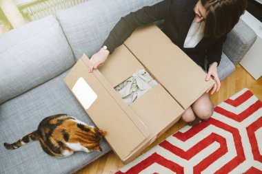 Kadın unboxing karton kutu 