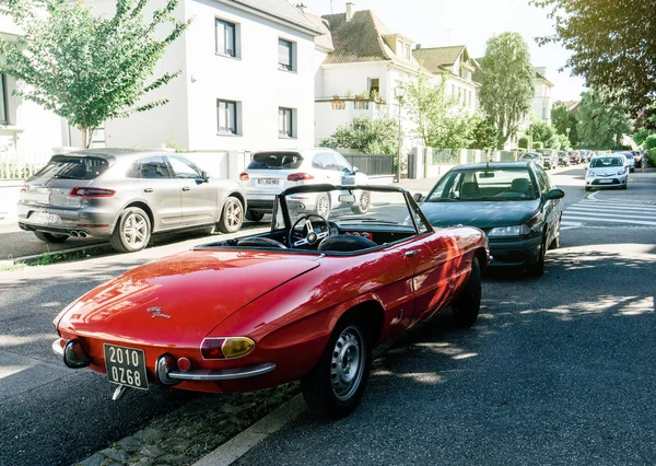 Alfa romeo spider σταθμευμένο στην οδό Γαλλικά — Φωτογραφία Αρχείου