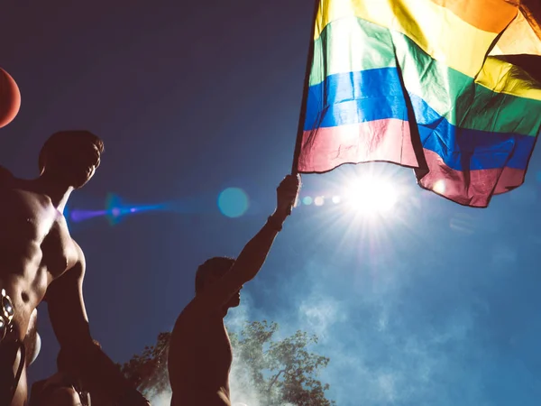 Strasbourg, Fransa - 10 Haziran 2017: Sinematik güzel adam gay gurur Fransa, bayrak sallayarak silüeti