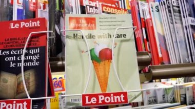 Paris, Fransa - 13 Haziran 2018: gazete tutan adam 