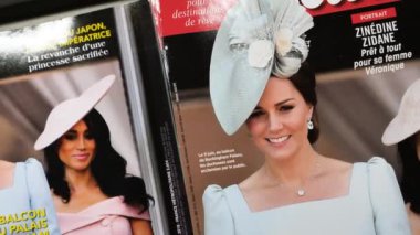 Şehir caddesinde satılan renkli dergiler.