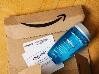 Kerastase Paris şampuan şişesi Amazon prime tarafından teslim