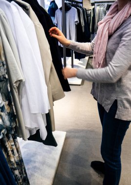 Casual deposundaki güzel modern giysiler için alışveriş kadın
