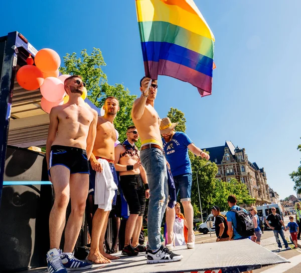 Gay pride in Francia sventola bandiera arcobaleno — Foto Stock