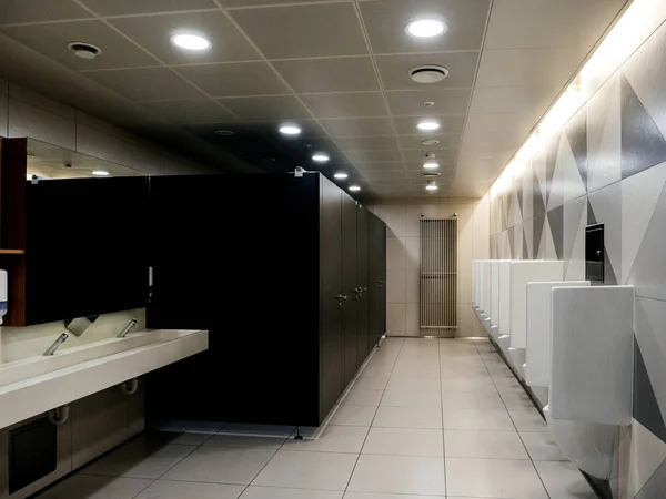 Męskiej toalety na lotnisko — Zdjęcie stockowe