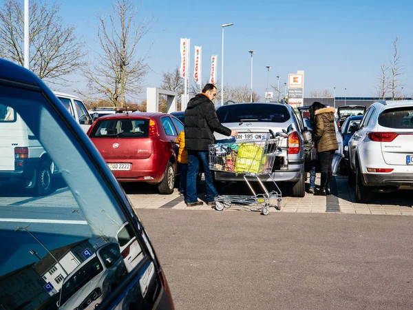家族 Kaufland スーパー マーケット駐車場で食べ物を買う — ストック写真
