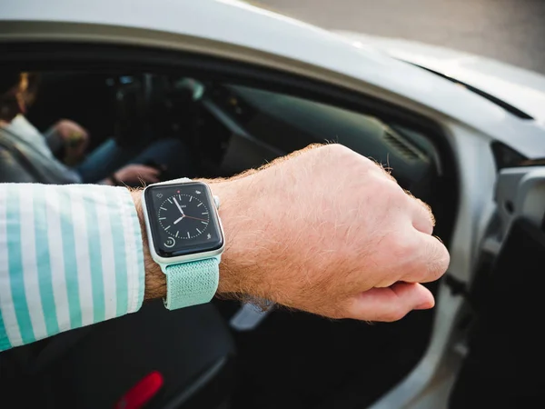 Man tijd op Apple Watch controleren — Stockfoto