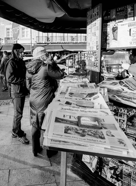 Les gens qui achètent des journaux internationaux en noir et blanc — Photo