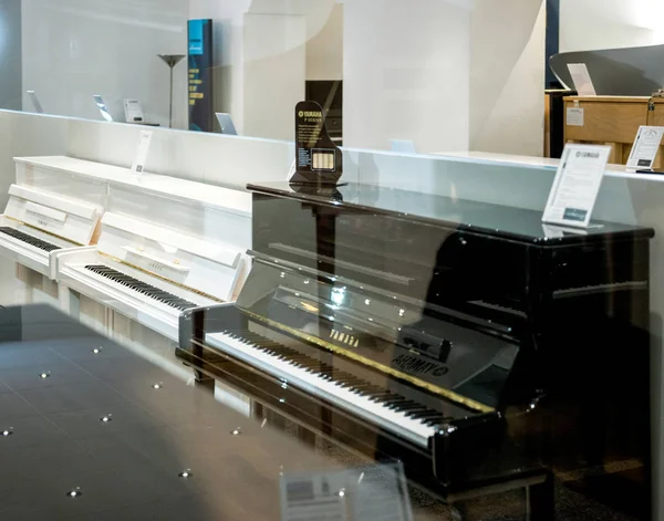 ドイツのヤマハ Pianoworld 高級ピアノ保管します。 — ストック写真