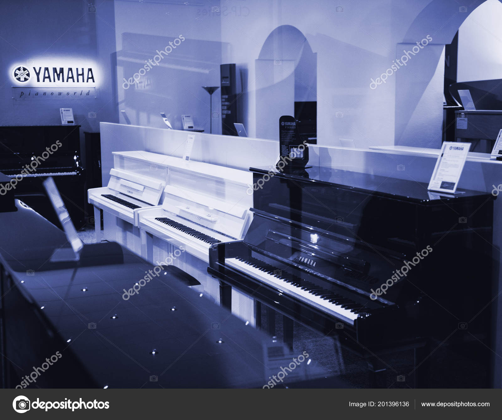 Yamaha Pianoworld magasin de piano de luxe — Photo éditoriale © ifeelstock  #201396136