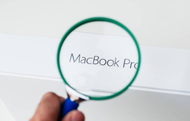 Apple Macbook Pro dizüstü bilgisayar unboxing