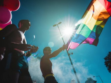 Gökkuşağı bayrağı ile kamyon üzerinde LGBT insanlar dans eşcinsel gurur erkekler