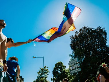 Gökkuşağı bayrağı ile kamyon üzerinde LGBT insanlar dans eşcinsel gurur erkekler